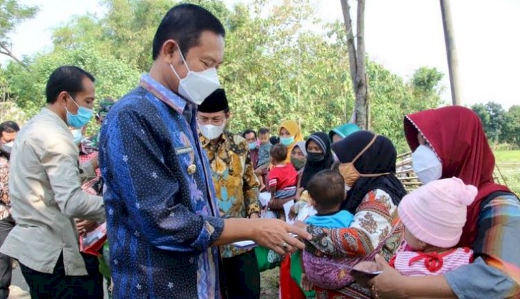 Bupati Lamongan Yuhronur Efendi saat meninjau Pustu (Puskesmas Pembantu) di Desa Jegrek/Ist