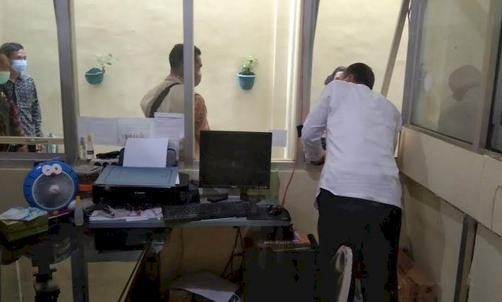 Eri Cahyadi saat melihat ruang pelayanan di kelurahan Kenjeran/RMOLJatim