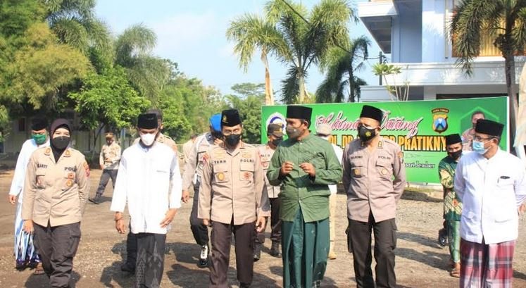 Rombongan Dir.Binmas Polda Jatim disambut Pengasuh Ponpes IBU/Ist