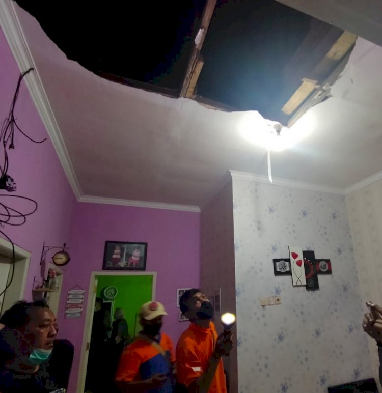 Salah satu rumah warga Perumahan Griya Tirta Aji, Blok F 23, Kelurahan Bakalan Krajan, Kecamatan Sukun, Iwan Sutisna (51) atap rumah ambrol/ist