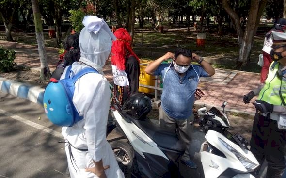 Satlantas Polres Bondowoso berdandan ala pocong/RMOLJatim