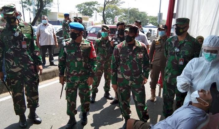 Seorang pengendara asal luarkota menjalani rapid antigen di pintu masuk penyekatan Jembatan Suramdu/RMOLJatim