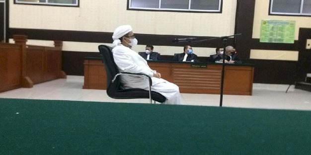 Habib Rizieq Shihab saat menjalani sidang pembacaan pledoi di Pengadilan Negeri Jakarta Timur/Net