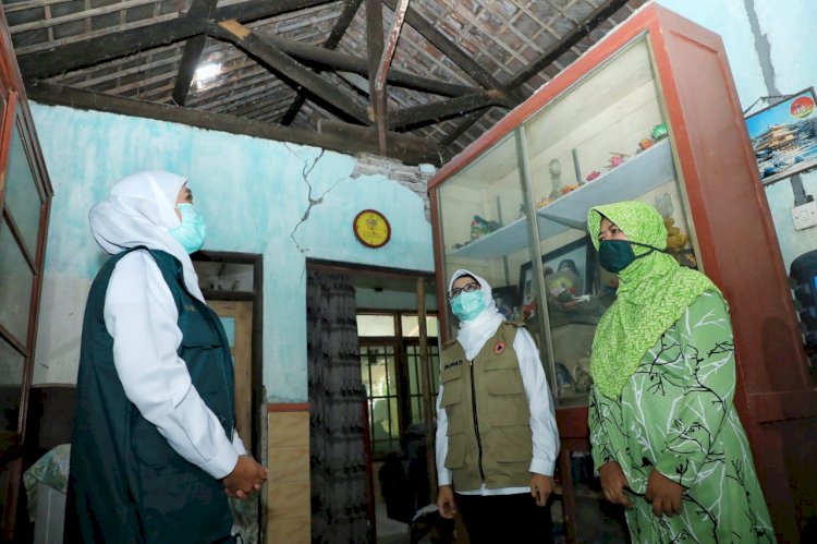 Gubernur Jawa Timur Khofifah Indar Parawansa tinjau daerah terdampak gempa/Ist