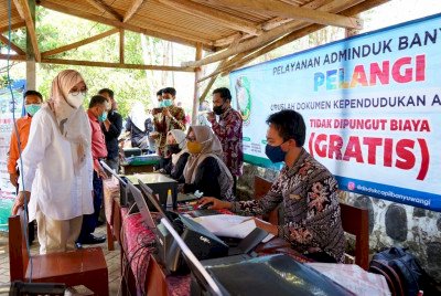 Bupati Ipuk saat meninjau Program ”Camping Embun”/Dok Hms