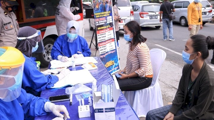 Pengguna jalan raya di tes Swab Antigen oleh Satlantas polres Madiun / ist