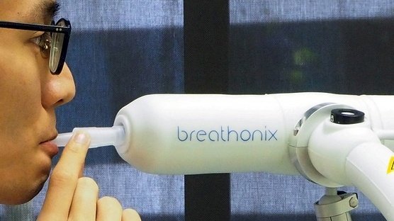 Tes napas BreFence Go yang dikembangkan oleh Breathonicx NUS/Net