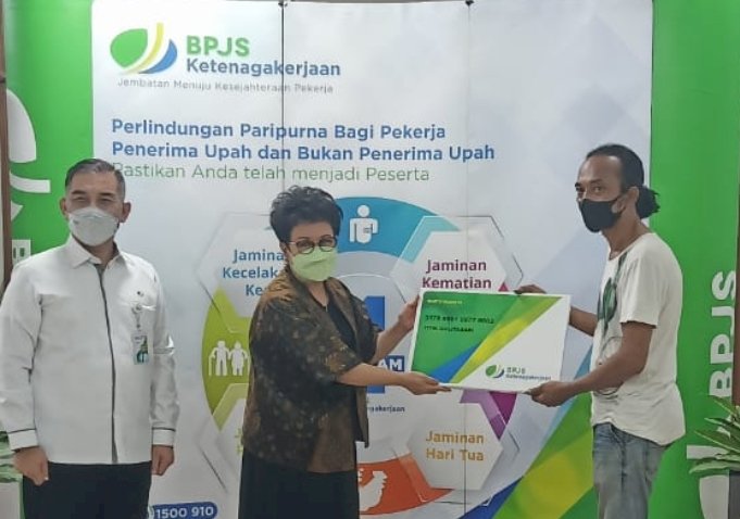 dr Maria Magdalena Padmidewi memberikan bantuan kepada perwakilan penerima bantuan/RMOLJatim