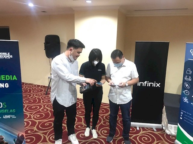 Dari kiri, Country Manager Marketing Infinix Mobile Indonesia, Sergio Ticoalu, bersama Global Social Media Manager, Nana Chen dan Sales Area Manager, Morgan Hui/RMOLJatim