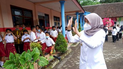 Bupati Banyuwangi Ipuk Fiestiandani saat berada di salah satu sekolah/Dok Hms