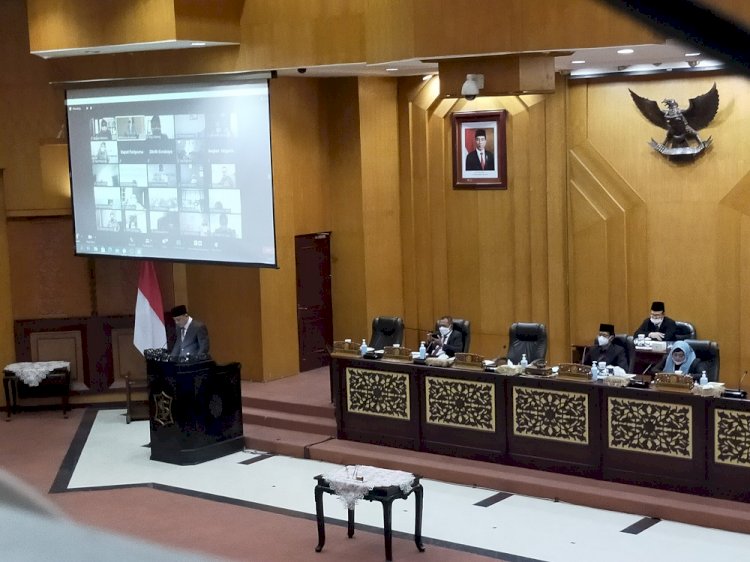 Eri Cahyadi saat mengikuti rapat paripurna di DPRD Surabaya/RMOLJatim