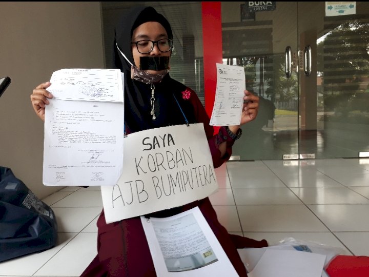 Fitri Cahyarani saat demo di Kantor Asuransi Bumiputera Jombang/RMOLJatim