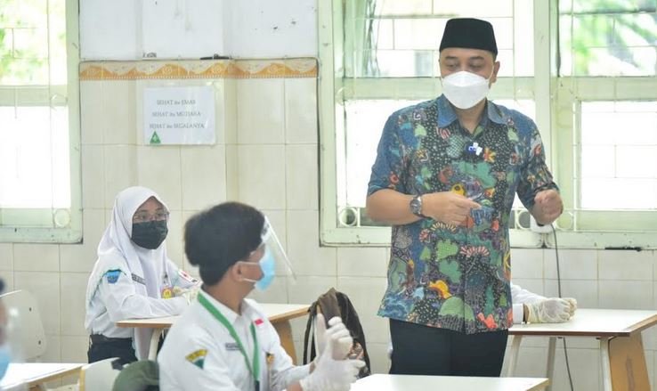 Eri Cahyadi saat uji coba pembelajaran tatap muka di SMPN 1 Surabaya/RMOLJatim