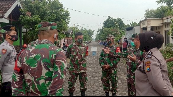 Situasi disekitar rumah duka Sugeng Hariyono Ketua PSHT Cabang Ngawi di Jururejo Ngawi.