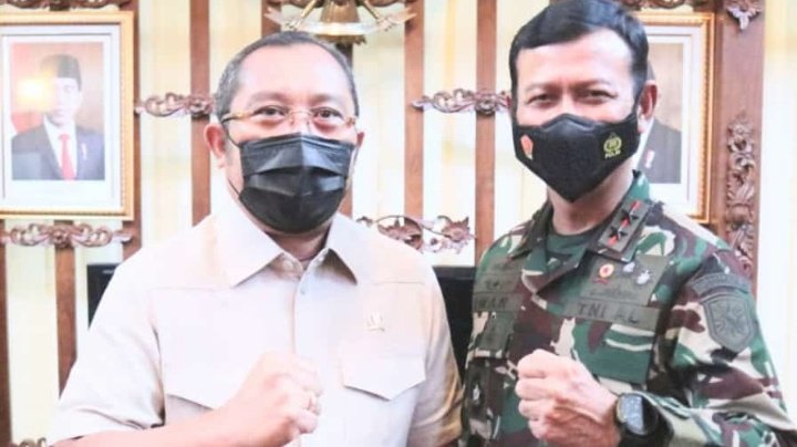 Sahat Simanjuntak dan Panglima Komando Armada (Pangkoarmada) II, Laksda TNI Iwan Isnurwanto