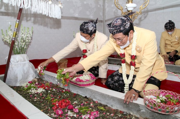 Bupati Lamongan Yuhronur Effendi dan Wakil Bupati Abdul Rouf ziarah ke makam leluhur/Ist