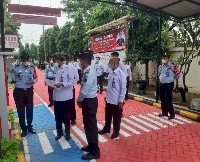 Itjen Kemenkumham, Razilu saat mendengarkan pemaparan dari Kepala Kantor Imigrasi Madiun, Adithia Perdana/Ist