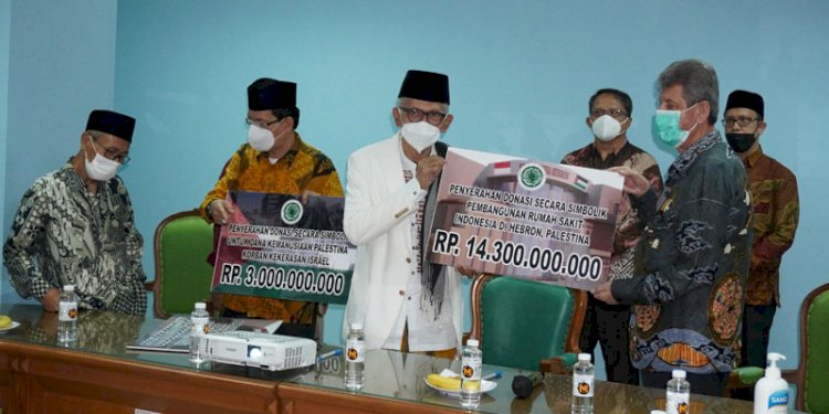 Penyerahan secara simbolis bantuan rakyat Indonesia untuk Palestina melalui MUI/Ist