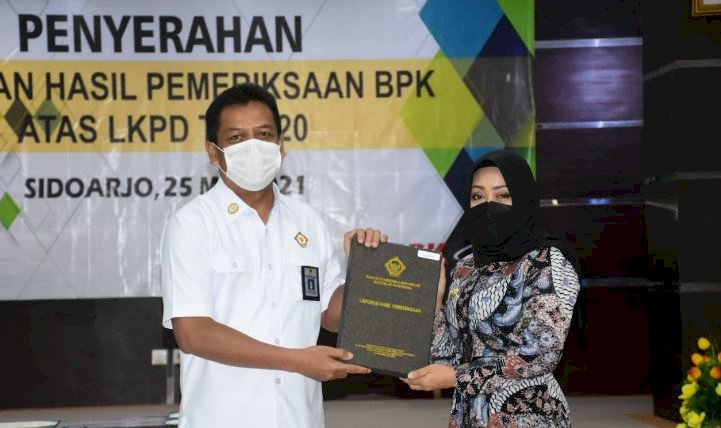 Penyerahan Laporan Hasil Pemeriksaan Atas LKPD Tahun Anggaran 2020 kepada Bupati Mojokerto Ikfina Fahmawati/ist