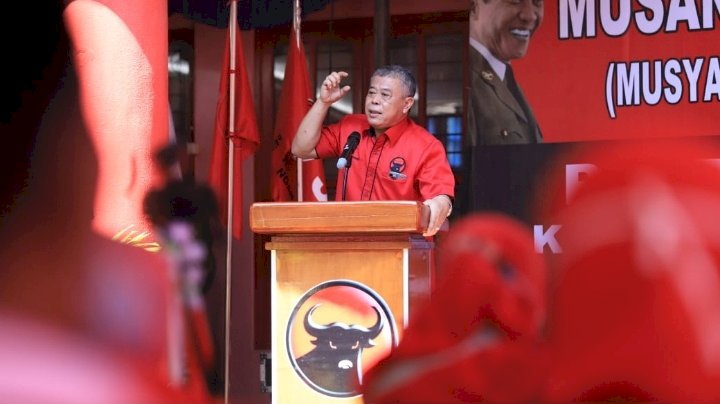 Kusnadi saat memberikan semangat para kader PDI Perjuangan Kabupaten Probolinggo. /RMOLJatim