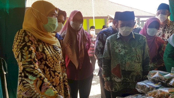 Gubernur Jatim Khofifah Indar Parawansah, didampingi Bupati Karna Suswan (kanan) usai acara/RMOLJatim