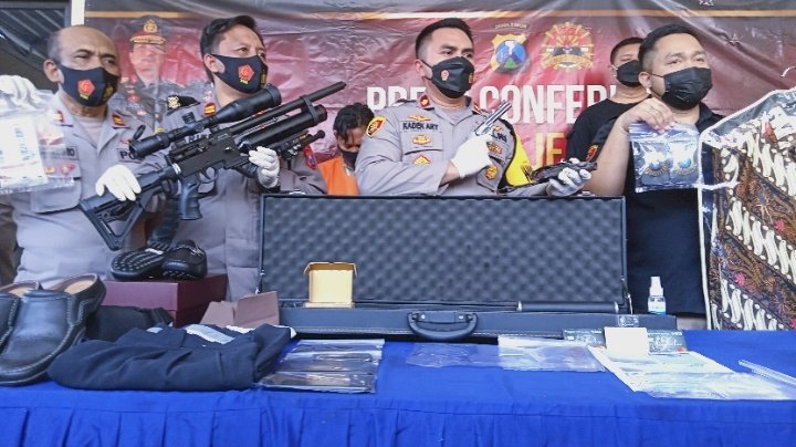 Wakapolres jember Kompol Kadek Ari Mahardika, didampingi Kapolsek Wuluhan Iptu Sholekhan Arif dan Kasat Reskrim polres Jember AKP Komang Yogi Arya Wiguna