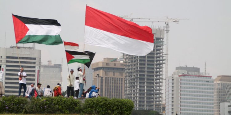 Bendera Merah Putih Indonesia dan Bendera Palestina berkibar dalam satu momen aksi dukungan masyarakat Indonesia kepada rakyat Palestina, di Jakarta/Net