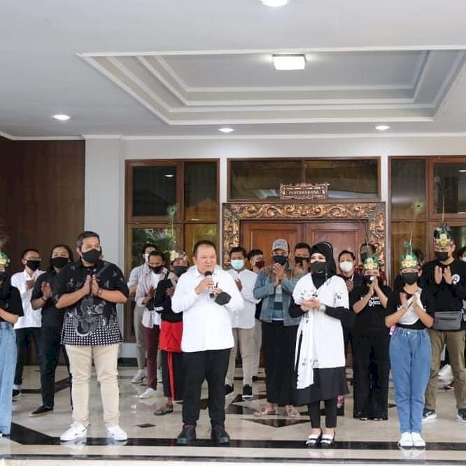 Bupati Jember Hendy Siswanto bersama tim Linkrafin di Pendopo Wahya Wibawagraha/RMOLJatim