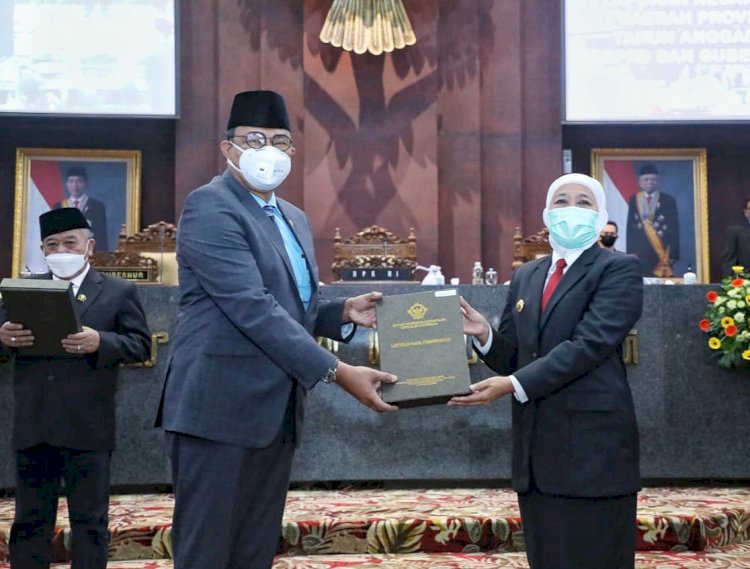 Kepala BPK RI Perwakilan Jatim Joko Agus Setyono menyerahkan LHP dengan predikat opini WTP ke Gubernur Jawa Timur Khofifah Indar Parawansa/Ist
