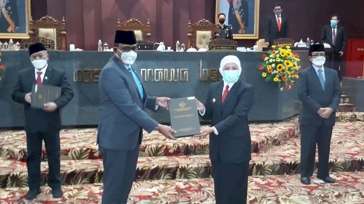 Khofifah Indar Parawansa saat mendapat penghargaan