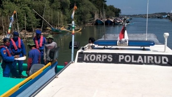 Iptu Na'i bersama anggota Satpolairut,  saat menyampaikan sosialisasi himbauan tidak melaut kepada nelayan