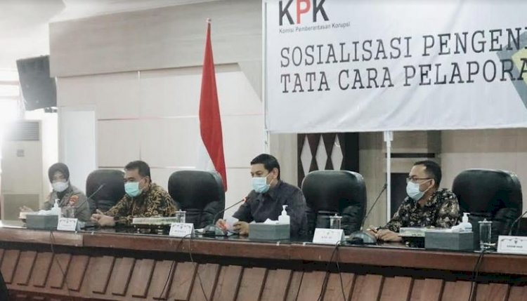 KPK dan Wali Kota Kediri Abdullah Abu Bakar dalam acara Pengendalian dan Tata Cara Pelaporan Gratifikasi, Jumat (28/5) di Ruang Joyoboyo Balaikota Kediri/RMOLJatim