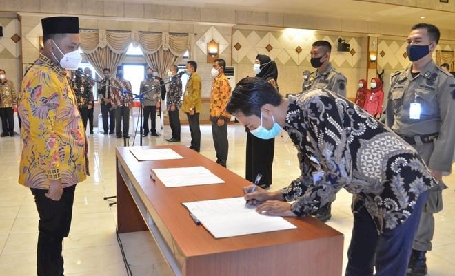 Bupati Gresik Fandi Akhmad Yani saat melantik dan mengambil sumpah jabatan 29 ASN/Ist 