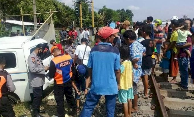 Polisi saat mengevakuasi korban dan mobil Grand Max di sekitar perlintasan KA/RMOLJatim