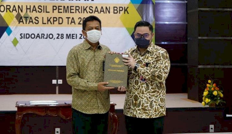 Bupati Kediri Hanindhito Himawan Pramana saat menerima Opini Wajar Tanpa Pengecualian (WTP) dari BPK RI/Ist