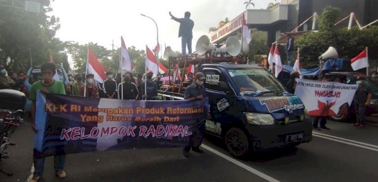 Aliansi Mahasiswa Dan Pemuda Indonesia (AMPI) saat menyampaikan tuntutannya di Gedung Komisi Pemberantasan Korupsi (KPK),  