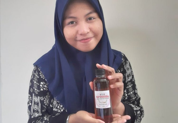 Salah satu tim menunjukkan minuman herbal/Ist