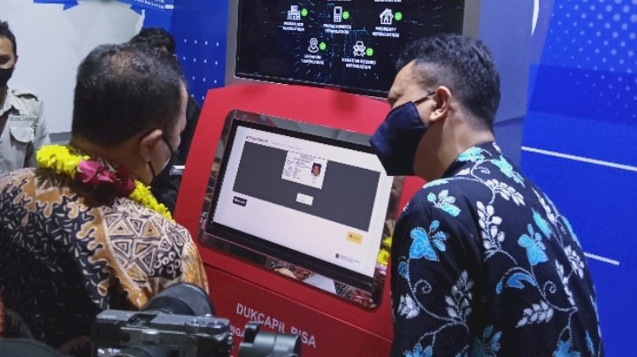 Bupati Jember Hendy Siswanto, saat mencetak KTP di mesin ADM