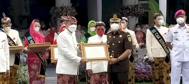 Kajari Tanjung Perak, I Ketut Kasna Dedi saat menerima penghargaan dari Wali Kota Surabaya/Ist 