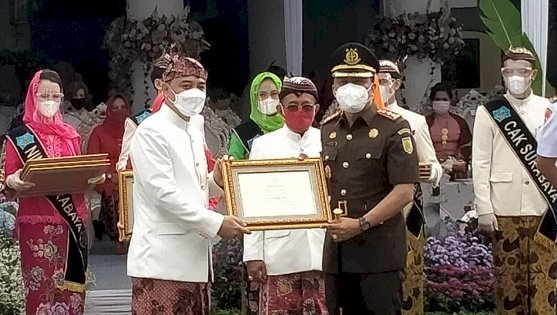 Eri Cahyadi saat menyerahkan piagam penghargaan pada Kajari Tanjung Perak I Ketut Kasna Dedi/RMOLJatim