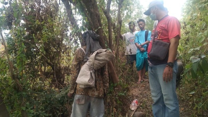 Warga menemukan tahanan Gantung Diri di Pohon Desa Curahtemo Kecamatan Kotaanyar./ist