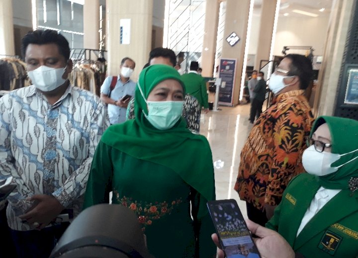 Gubernur Jawa Timur Khofifah Indar Parawansa bersama Bupati Jombang Mundjidah Wahab di Pembukaan Muswil IX PPP Jatim/RMOLJatim