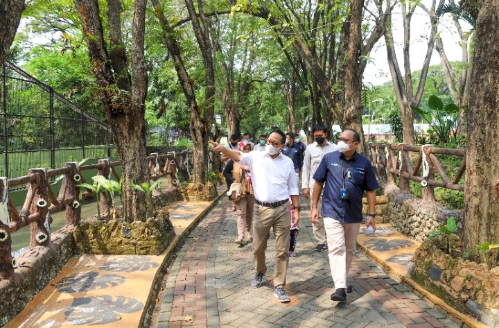 Direktur Utama Perusahaan Daerah Taman Satwa (PDTS) Kebun Binatang Surabaya Chairul bersama Direktur SDM Pelindo III Edi Priyanto/DokHms 