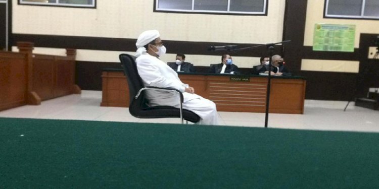 Habib Rizieq Shihab saat menjalani persidangan/Net