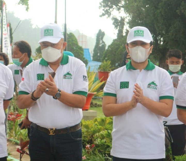 Dokter Agung Mulyono (kiri) bersama Wakil Gubernur Jatim Emil Dardak saat jalan sehat dalam rangka muswil Presidium Majelis Wilayah Jatim V Sabtu (29/5) di Kawasan Wisata Telaga Sarangan, Magetan/Ist