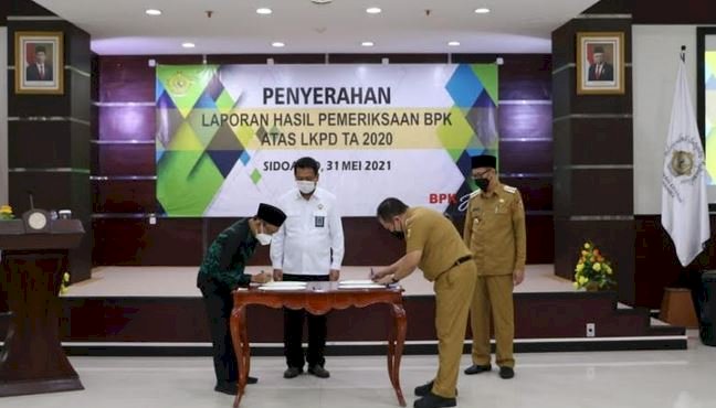 Bupati Jember Hendy Siswanto dan Ketua DPRD Jember saat menerima LHP BPK atas LKPD tahun 2020 di kantor BPK Perwakilan Jawa Timur/Ist