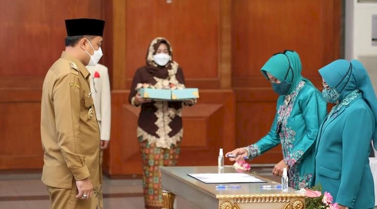 Wali Kota Eri saat menggelar Sertijab Ketua beserta Pengurus Tim Penggerak PKK Kota Surabaya Masa Bakti 2021-2026/RMOLJatim