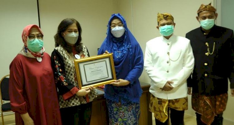 Febria Rachmanita menyerahkan piagam kepada dokter Klinik Bedah Plastik RSUD Dr. Mohamad Soewandhie Surabaya/RMOLJatim