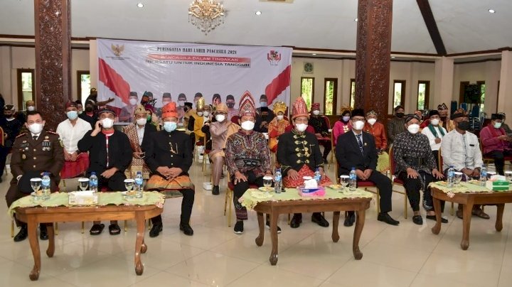 Bupati dan Wakil Bupati Lamongan kenakan pakain adat