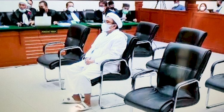 Habib Rizieq saat mendengarkan vonis hakim/RMOL